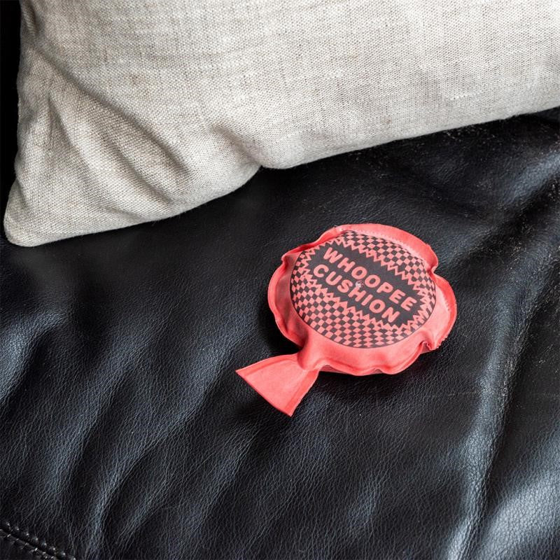 Mini Whoopee Cushion, 7.5 cm, perfect for pranks, self-inflating, durable latex, ideal for giggles and laughter.
