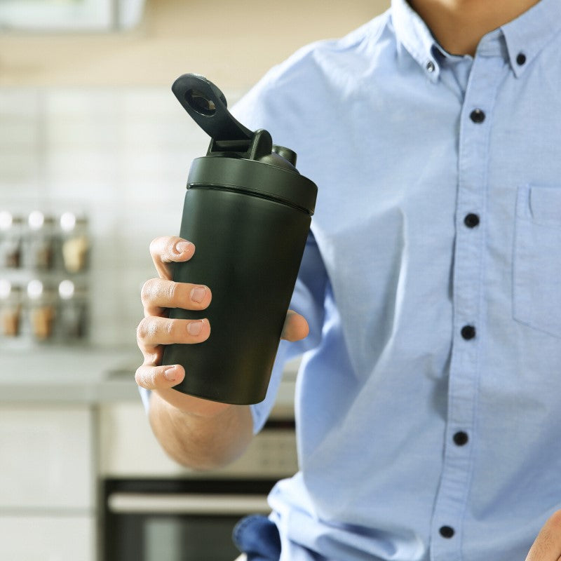 Sleek stainless steel shaker with 600ml capacity, tight seal, built-in blades, and dual measurement graduations.