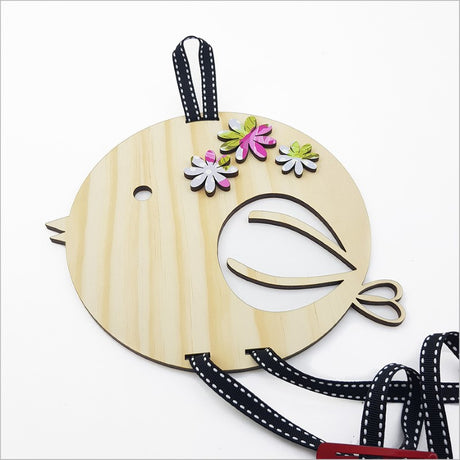 Adorable eco-friendly hair clip tidy in pine veneer, designed to organize clips and enhance your little girl's room decor.