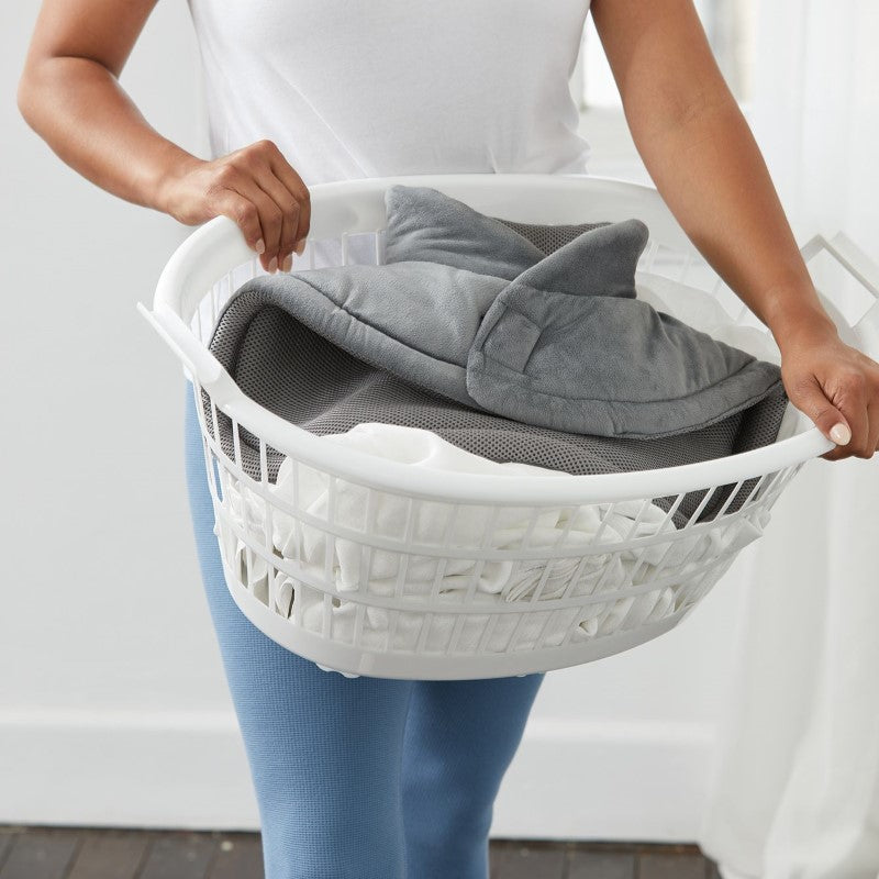 Soft, shaped heating pad for shoulders and neck, featuring adjustable collar, multiple heat settings, and automatic shut-off.