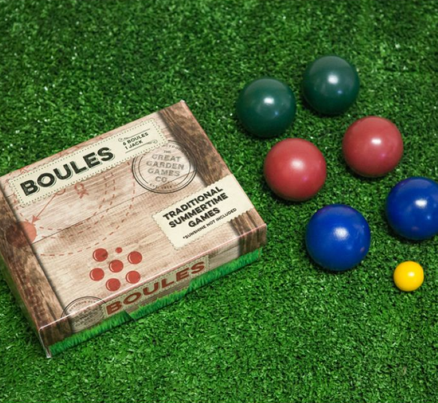 Wooden boules set for pétanque with 6 durable balls and a jack, ideal for family fun and skill development outdoors.