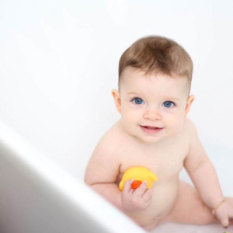 Soft yellow rubber duck for babies, promoting motor skill development and safe, mold-free bath time fun.