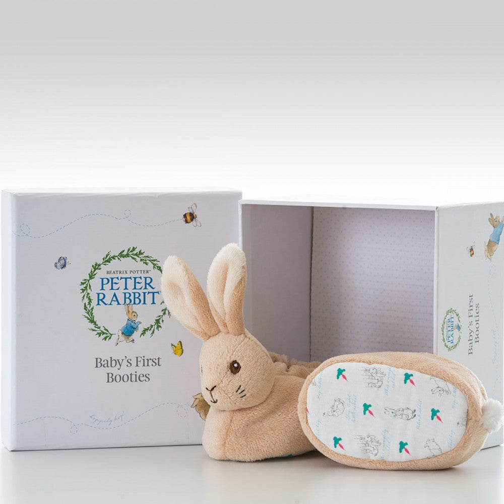 Cozy booties for newborns featuring adorable Peter Rabbit designs, ideal for gifting and keeping tiny toes warm.