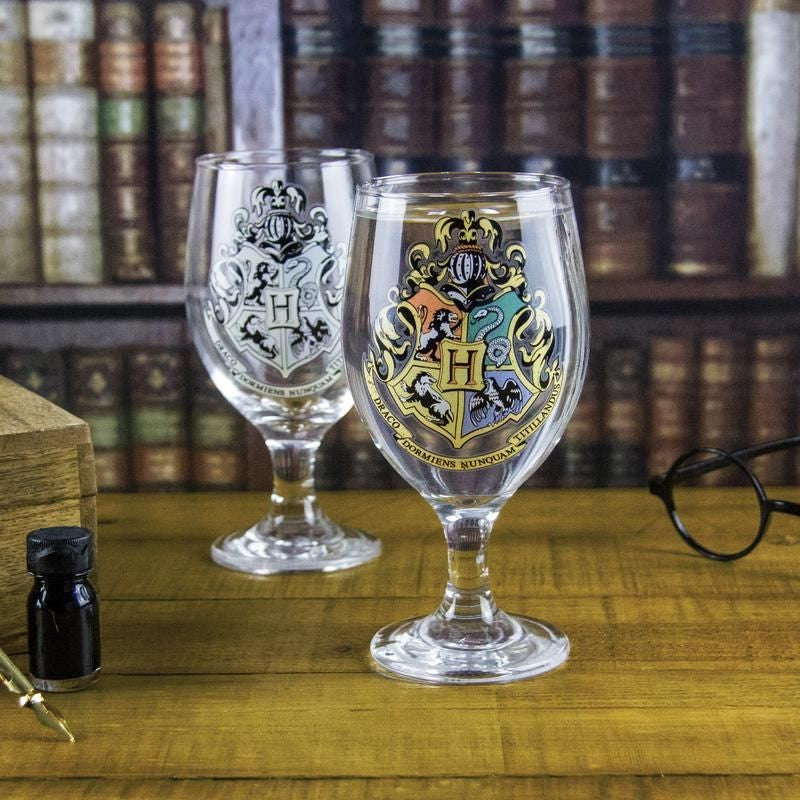 Hogwarts colour change water glass featuring the crest, reveals house colors with cold beverages for a magical drink experience.