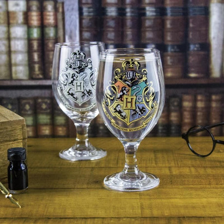 Hogwarts colour change water glass featuring the crest, reveals house colors with cold beverages for a magical drink experience.