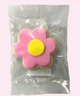 Iced pink Shortbread Daisy Biscuit, handcrafted in NZ, perfect for gifts and celebrations, weighing 58g.